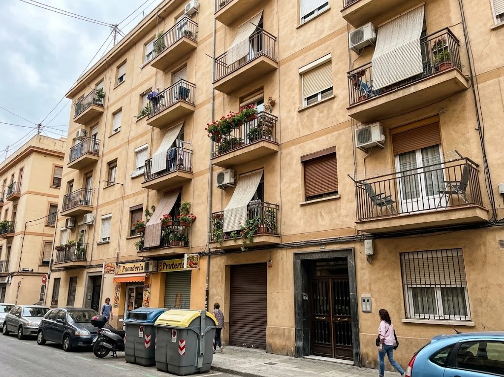 Edificio de pisos en una calle de España